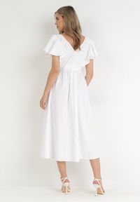 Born2be - Biała Sukienka Midi z Falbanami przy Ramionach Happisa. Typ kołnierza: kołnierz z falbankami. Kolor: biały. Styl: elegancki. Długość: midi