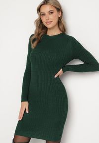 Born2be - Ciemnozielona Dzianinowa Sukienka Mini z Ozdobnym Prążkowaniem o Dopasowanym Fasonie Kais. Kolor: zielony. Materiał: dzianina, prążkowany. Długość: mini