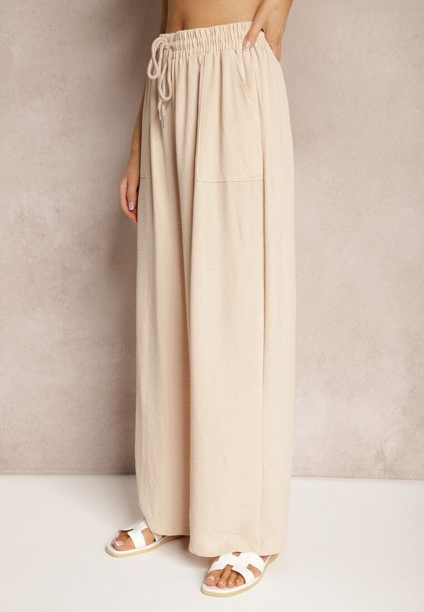 Renee - Beżowe Spodnie High Waist ze Sznurkiem w Talii i Prostą Nogawką Raveann. Okazja: na co dzień, na spacer. Stan: podwyższony. Kolor: beżowy. Wzór: aplikacja. Styl: casual