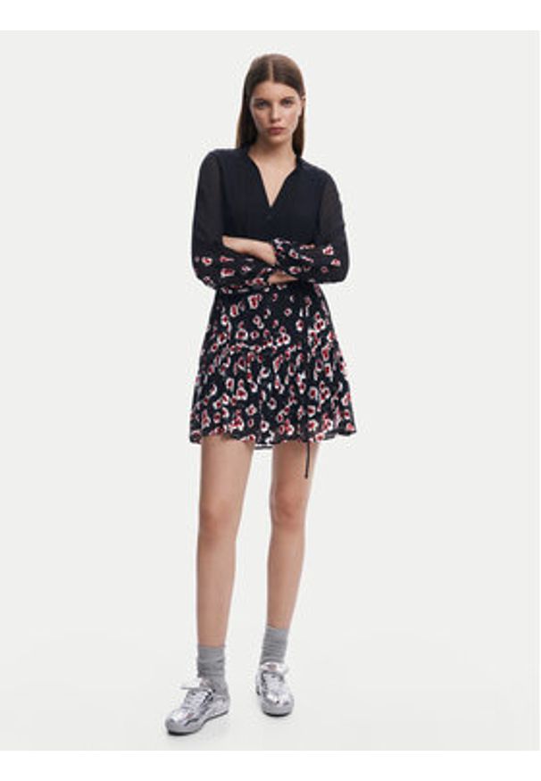 Desigual Sukienka koszulowa 25SWVW31 Czarny Regular Fit. Kolor: czarny. Materiał: wiskoza. Typ sukienki: koszulowe