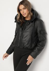 Born2be - Czarna Pikowana Kurtka z Kapturem o Klasycznym Kroju Tulasia. Okazja: na co dzień. Typ kołnierza: kaptur. Kolor: czarny. Materiał: jeans. Styl: klasyczny