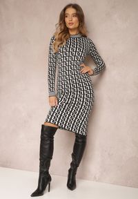 Renee - Czarno-Biała Sukienka Dzianinowa w Geometryczny Wzór z Półgolfem Warina. Okazja: do pracy. Kolor: czarny. Wzór: geometria. Typ sukienki: bodycon. Materiał: dzianina. Długość rękawa: długi rękaw. Sezon: jesień, zima. Styl: klasyczny. Długość: midi