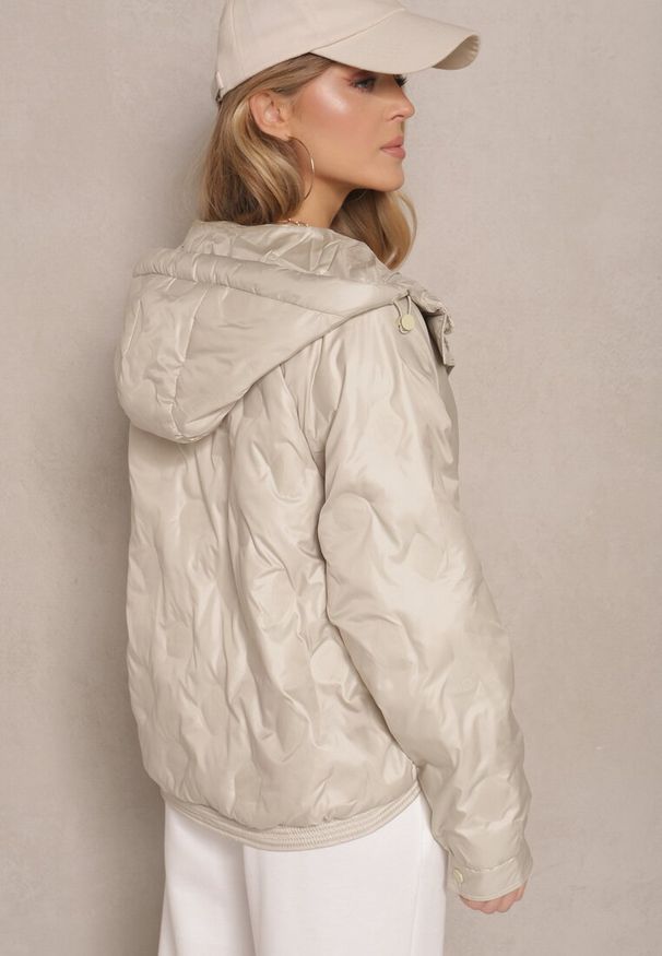 Renee - Beżowa Pikowana Kurtka w Stylu Utility z Kapturem Hiredia. Okazja: na co dzień. Typ kołnierza: kaptur. Kolor: beżowy. Materiał: jeans. Styl: elegancki, casual