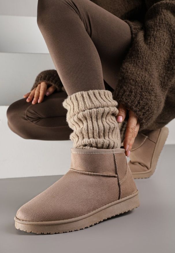 Renee - Ciemnobeżowe Śniegowce z Niską Cholewką Retira. Okazja: na co dzień. Wysokość cholewki: przed kostkę. Kolor: beżowy. Materiał: jeans. Szerokość cholewki: normalna. Sezon: zima. Styl: casual