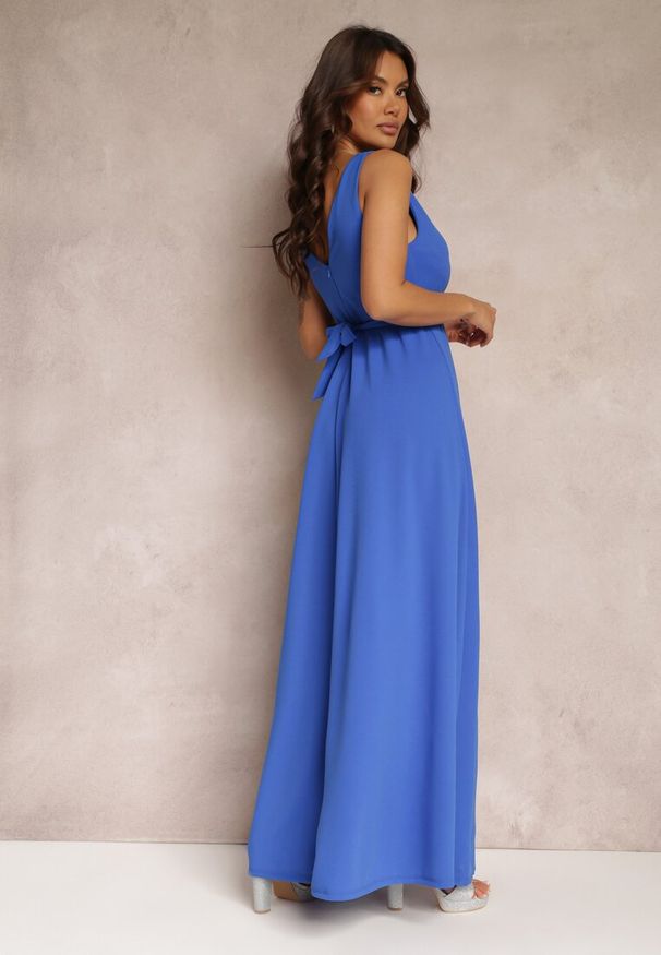 Renee - Niebieska Rozkloszowana Sukienka z Wycięciem i Paskiem w Cyrkonie Elineta. Kolor: niebieski. Materiał: materiał. Styl: elegancki