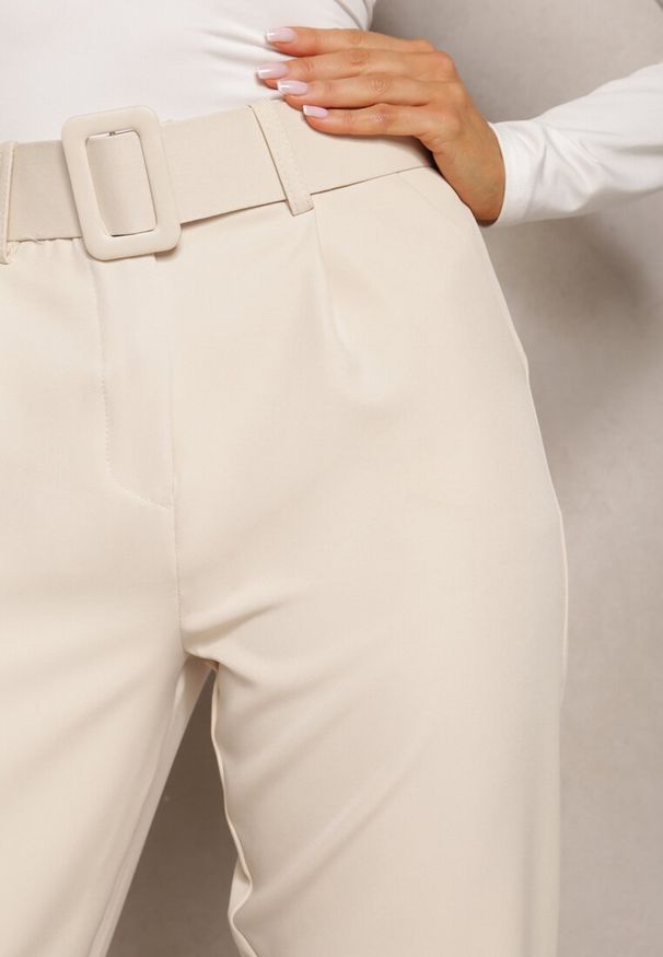 Renee - Beżowe Spodnie Garniturowe High Waist z Paskiem Wenus. Okazja: na spotkanie biznesowe, na co dzień. Stan: podwyższony. Kolor: beżowy. Materiał: tkanina, materiał. Wzór: jednolity, gładki. Styl: casual, biznesowy