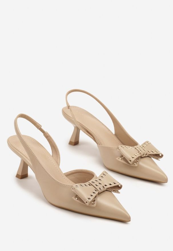 Renee - Ciemnobeżowe Sandały Vices na Kaczuszce Slingback z Kokardą i Nitami Fennadia. Okazja: na co dzień, na spacer. Zapięcie: sprzączka. Kolor: beżowy. Materiał: jeans. Obcas: na szpilce. Styl: klasyczny, elegancki, casual. Wysokość obcasa: średni