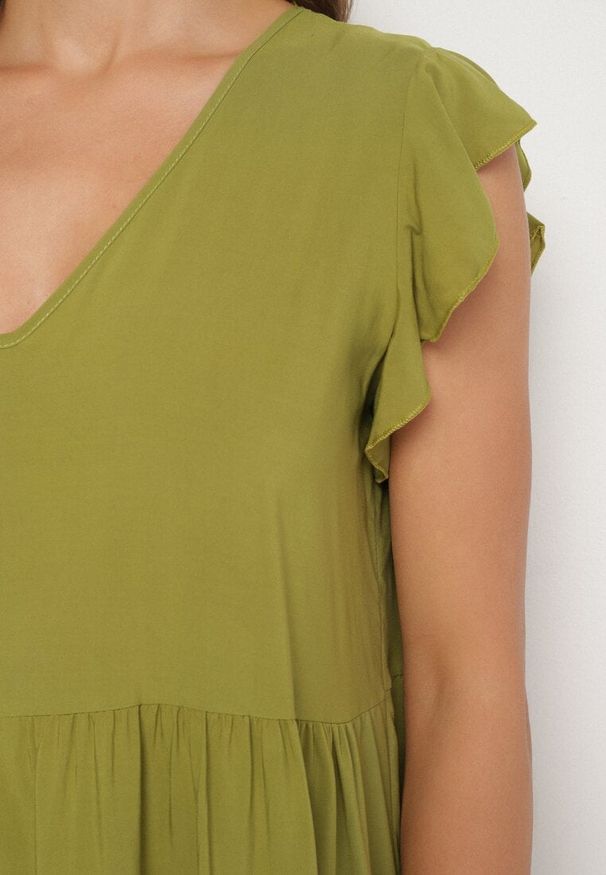 Born2be - Zielona Rozkloszowana Sukienka z Bawełny Ozdobiona Falbankami Natiriane. Okazja: na co dzień. Typ kołnierza: kołnierz z falbankami. Kolor: zielony. Materiał: bawełna. Wzór: aplikacja. Sezon: wiosna, lato. Styl: casual, elegancki