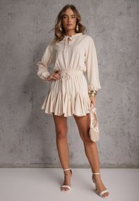 Renee - Beżowa Sukienka z Wiskozą o Rozkloszowanym Kroju z Falbankami i Wiązaniem Meriianes. Okazja: na randkę. Typ kołnierza: kołnierz z falbankami. Kolor: beżowy. Materiał: wiskoza. Styl: elegancki #7