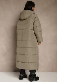 Renee - Zielona Długa Kurtka Zimowa z Pikowanymi Przeszyciami Kapturem i Suwakami Mevanesa. Okazja: na co dzień. Kolekcja: plus size. Kolor: beżowy. Materiał: zamsz, jeans. Długość: długie. Sezon: zima. Styl: casual, elegancki #4