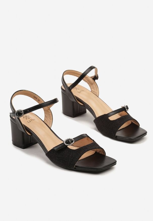 Born2be - Czarne Sandały na Obcasie z Wycięciami i Cyrkoniową Klamrą Tellirin. Okazja: na co dzień. Zapięcie: klamry. Kolor: czarny. Materiał: jeans. Sezon: wiosna. Obcas: na obcasie. Styl: klasyczny, elegancki, casual. Wysokość obcasa: średni