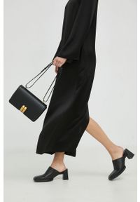 By Malene Birger sukienka Brynn kolor czarny maxi prosta. Okazja: na co dzień. Kolor: czarny. Materiał: tkanina, satyna, materiał, acetat. Długość rękawa: długi rękaw. Wzór: ze splotem. Typ sukienki: proste. Styl: casual. Długość: maxi #4