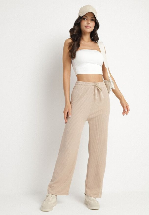 Born2be - Beżowe Szerokie Spodnie z Wysokim Stanem Savirea. Okazja: na co dzień. Stan: podwyższony. Kolor: beżowy. Wzór: aplikacja. Styl: casual