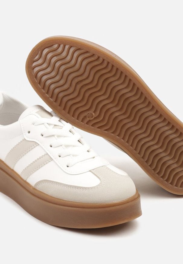 Renee - Biało-Beżowe Klasyczne Sneakersy Tenisówki na Niskiej Platformie Denirla. Okazja: na co dzień. Kolor: biały. Materiał: jeans. Obcas: na platformie