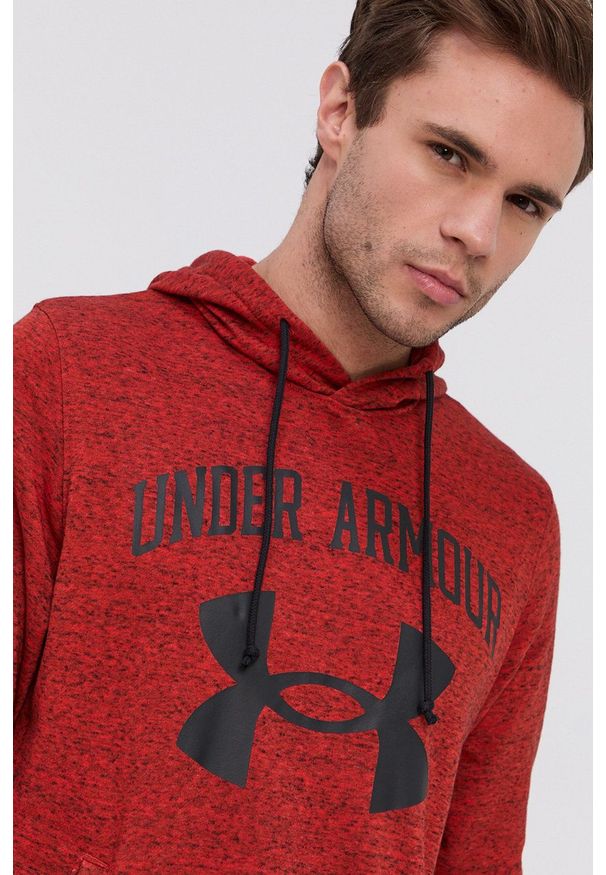 Under Armour Bluza 1361559 męska kolor czerwony z kapturem z nadrukiem. Okazja: na co dzień. Typ kołnierza: kaptur. Kolor: czerwony. Wzór: nadruk. Styl: casual