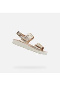 Geox - Sandały GEOX J SANDAL COSTAREI GI Złoty. Kolor: żółty. Materiał: syntetyk, skóra. Sport: turystyka piesza