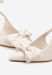 Renee - Beżowe Sandały Vices na Szpilce Slingback Ozdobione Kokardą Tilvanea. Okazja: na wesele, na co dzień, na ślub cywilny. Zapięcie: sprzączka. Kolor: beżowy. Wzór: aplikacja. Obcas: na szpilce. Styl: casual, elegancki #4