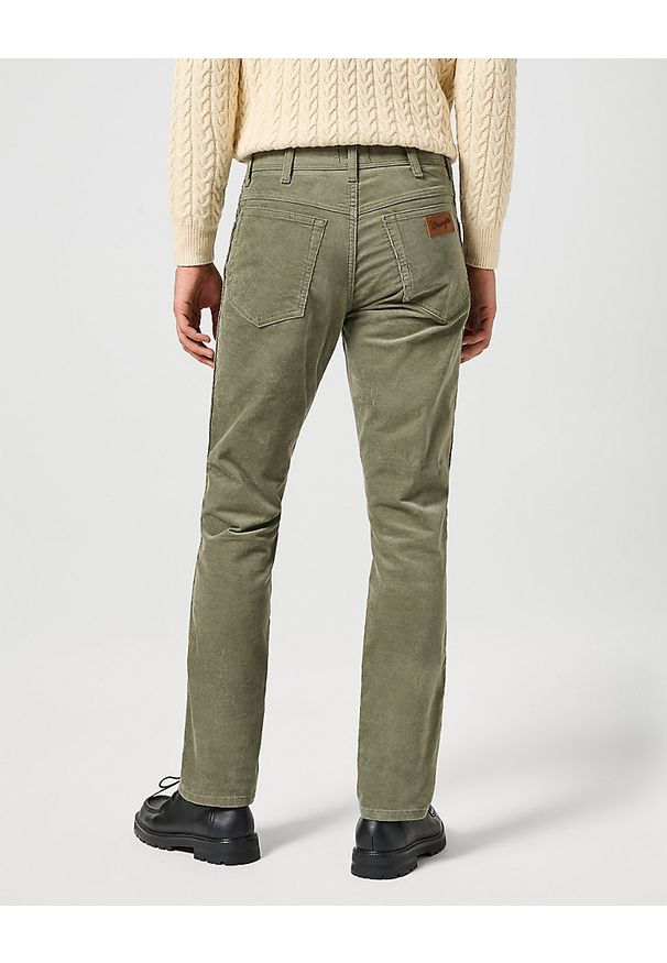 Wrangler - WRANGLER MĘSKIE SPODNIE SZTRUKSOWE TEXAS SLIM DUSTY OLIVE 112358038. Materiał: sztruks