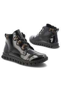 Czarne Botki Armodo Stylowe Lakierowane Buty Damskie. Okazja: na co dzień. Zapięcie: sznurówki. Kolor: czarny. Materiał: lakier. Szerokość cholewki: normalna. Styl: elegancki #6