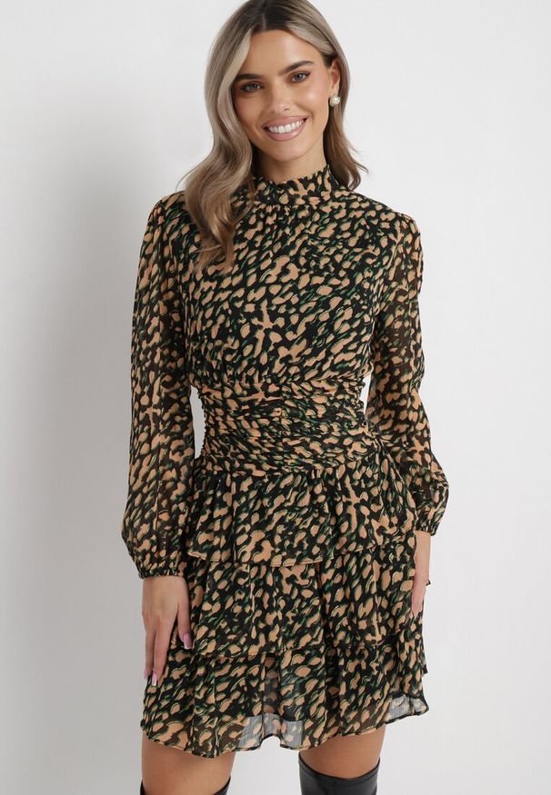 Born2be - Beżowo-Zielona Rozkloszowana Sukienka Mini w Modny Print Ozdobiona Brokatem Ifigentta. Kolor: beżowy. Wzór: nadruk, aplikacja. Długość: mini