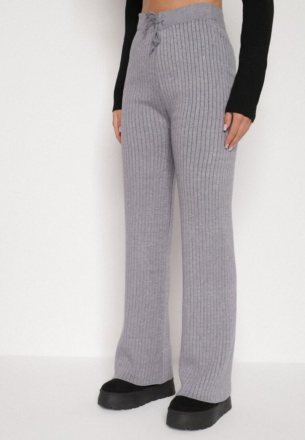 Born2be - Szare Prążkowane Spodnie z Wełną o Szerokim Kroju z Wysokim Stanem Reinnia. Okazja: na co dzień. Stan: podwyższony. Kolor: szary. Materiał: wełna, prążkowany. Styl: casual