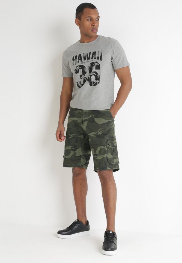 Born2be - Ciemnozielone Szorty Moro z Szerokimi Kieszeniami Herkett. Kolor: zielony. Wzór: moro