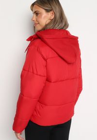 Born2be - Czerwona Pikowana Kurtka z Kapturem Mivuna. Okazja: na co dzień. Typ kołnierza: kaptur. Kolor: czerwony. Materiał: jeans. Długość: krótkie. Styl: casual #5