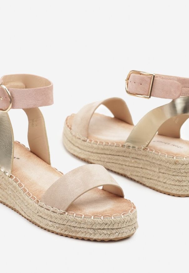 Born2be - Ciemnobeżowe Sandały na Podeszwie z Plecionką z Juty i Paskiem Wokół Kostki Luriette. Okazja: na co dzień. Zapięcie: pasek. Kolor: beżowy. Wzór: ażurowy, aplikacja. Sezon: lato. Obcas: na koturnie. Styl: casual, elegancki, boho