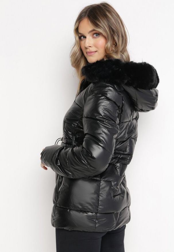 Born2be - Czarna Pikowana Kurtka z Kapturem z Futerkiem Flavara. Typ kołnierza: kaptur. Kolor: czarny. Materiał: futro