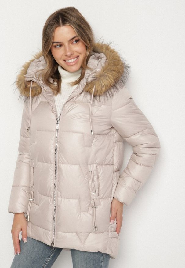 Born2be - Beżowa Pikowana Kurtka z Kapturem z Odpinanym Futerkiem Galiara. Okazja: na spacer, na co dzień. Typ kołnierza: kaptur. Kolor: beżowy. Materiał: futro. Styl: casual, elegancki