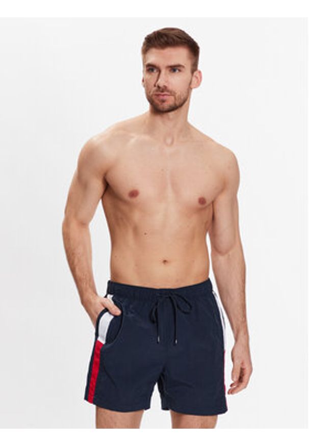 TOMMY HILFIGER - Tommy Hilfiger Szorty kąpielowe UM0UM02730 Granatowy Slim Fit. Kolor: niebieski. Materiał: syntetyk