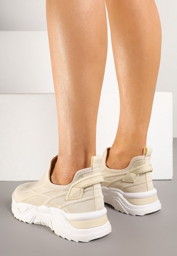 Renee - Beżowe Siateczkowe Buty Sportowe Sneakersy Wsuwane Zdobione Tłoczeniami Nusadela. Zapięcie: bez zapięcia. Kolor: beżowy. Materiał: jeans. Wzór: aplikacja