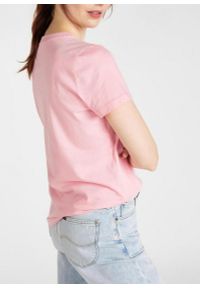 Lee - LEE GRAPHIC TEE DAMSKI T-SHIRT KOSZULKA NADRUK REGULAT FIT LA PINK L41AEPNL 112108857. Wzór: nadruk