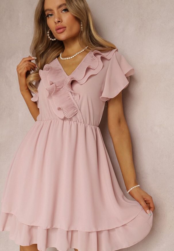 Renee - Różowa Sukienka Canolea. Kolor: różowy. Materiał: tkanina. Długość rękawa: krótki rękaw. Typ sukienki: rozkloszowane, kopertowe. Długość: mini