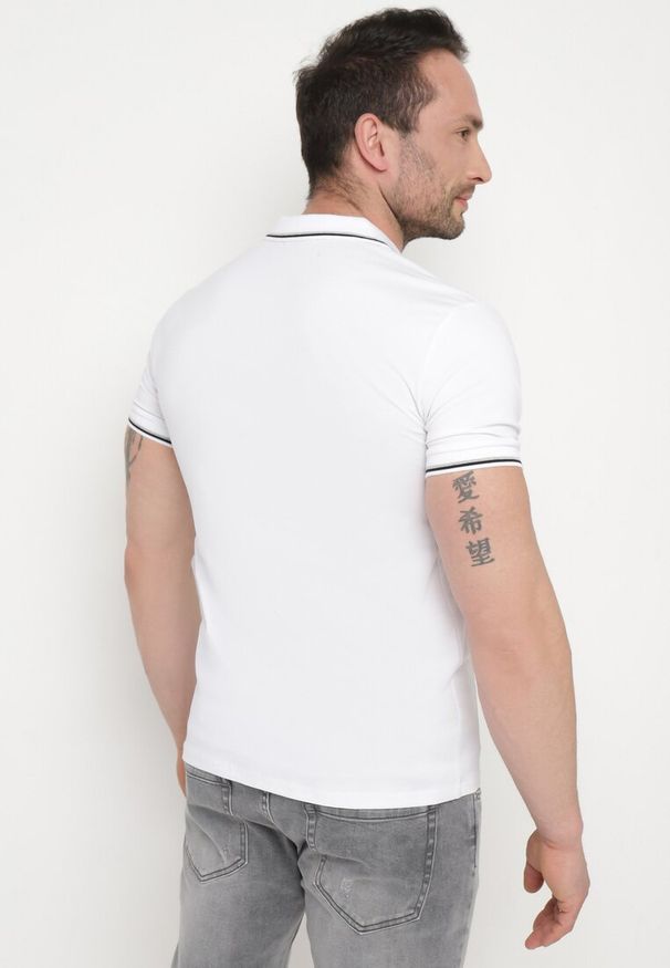 Born2be - Biała Bawełniana Koszulka Polo z Krótkim Rękawem i Kołnierzykiem Ozdobiona Paskami Vinneli. Okazja: na spotkanie biznesowe. Typ kołnierza: polo. Kolor: biały. Materiał: bawełna. Długość rękawa: krótki rękaw. Długość: krótkie. Wzór: aplikacja. Styl: elegancki, klasyczny, sportowy, biznesowy