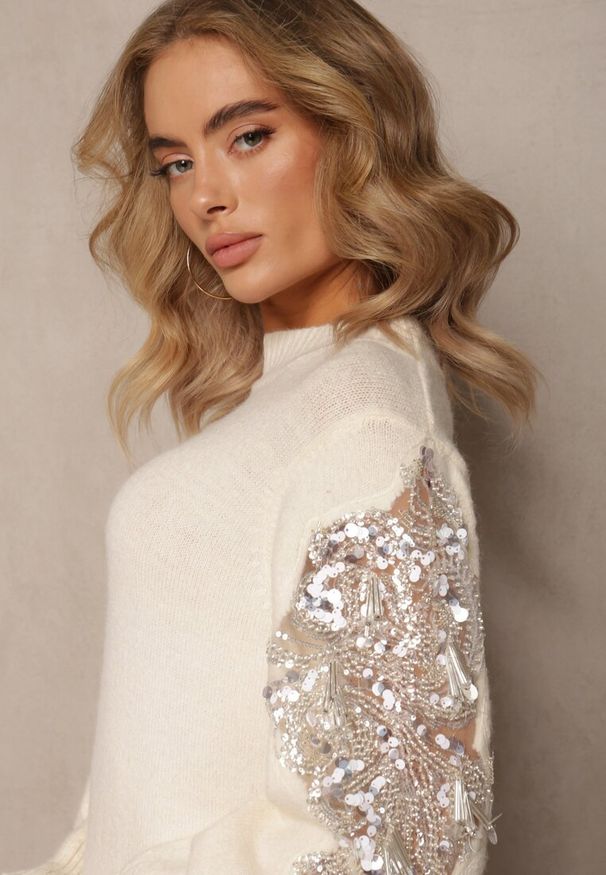 Renee - Jasnobeżowy Dzianinowy Sweter z Ozdobną Wstawką z Siateczki i Koralikami Isadorra. Kolor: beżowy. Materiał: dzianina. Wzór: aplikacja. Styl: elegancki