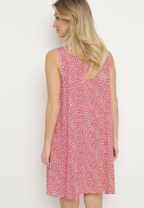 Born2be - Czerwona Bawełniana Rozkloszowana Sukienka Ozdobiona Kwiatami i Guzikami Lisavella. Okazja: na co dzień, na spacer. Kolor: czerwony. Materiał: bawełna. Wzór: aplikacja, kwiaty. Sezon: lato. Styl: klasyczny, casual, elegancki