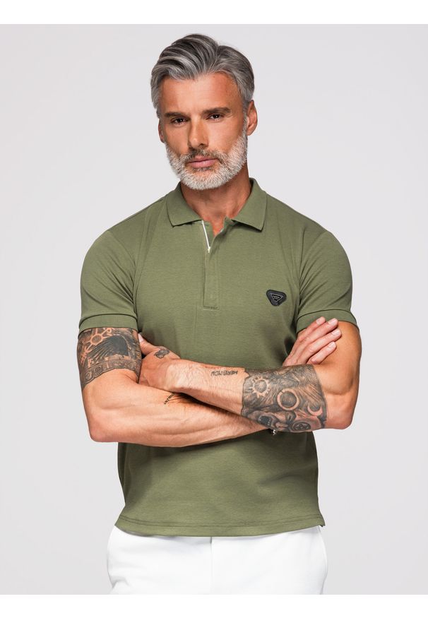 Ombre Clothing - Męska koszulka polo z dekoltem na zamek - oliwkowa V5 - Rozmiar: XXL. Okazja: na co dzień. Typ kołnierza: polo. Kolor: oliwkowy. Materiał: bawełna, elastan, dzianina. Styl: elegancki, casual, sportowy