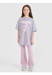 4f - 4F T-shirt oversize z nadrukiem dziewczęcy - szary 140 (9-10 lat). Okazja: na co dzień. Kolor: szary. Materiał: bawełna, materiał, jersey. Długość rękawa: krótki rękaw. Długość: krótkie. Wzór: nadruk. Sezon: lato. Styl: klasyczny, elegancki, sportowy, casual