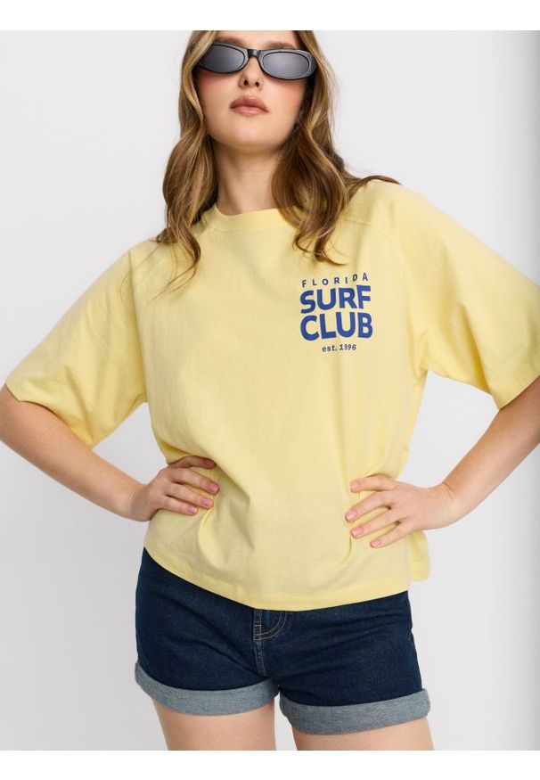Sinsay - Bawełniana koszulka z napisem Surf Club - yellow jeans. Materiał: bawełna, jeans. Wzór: napisy