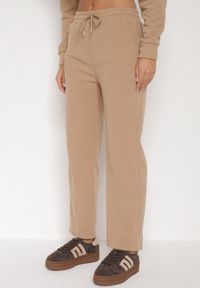 Born2be - Ciemnobeżowy Bawełniany Komplet Dresowy z Bluzą i Spodniami Zansira. Kolor: beżowy. Materiał: bawełna, dresówka. Sport: turystyka piesza #3