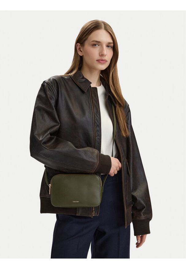 Calvin Klein Torebka Foil Logo Elongated Camera Bag LV04F3276G Zielony. Kolor: zielony. Materiał: skórzane