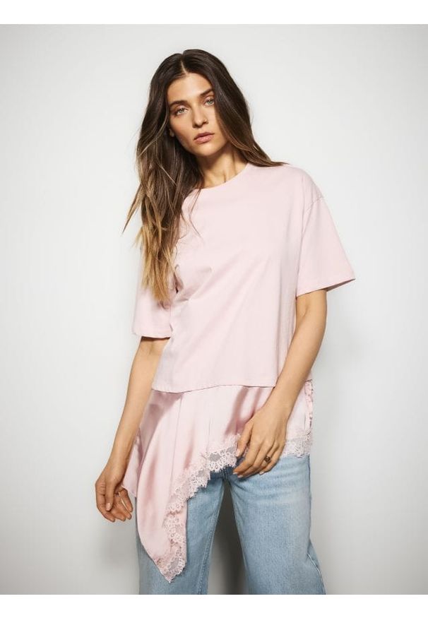 Reserved - Asymetryczny t-shirt - pastelowy róż. Kolor: różowy. Materiał: dzianina, bawełna