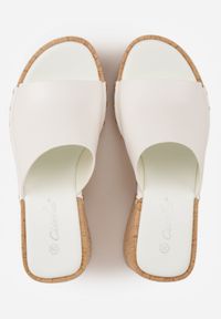 Born2be - Białe Klapki na Koturnie i Platformie z Korka Ozdobione Nitami Fyserlienne. Okazja: na co dzień, do pracy. Kolor: biały. Materiał: jeans, len. Wzór: aplikacja. Obcas: na koturnie. Styl: casual #2