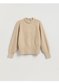 Reserved - Sweter z aplikacją - beżowy. Kolor: beżowy. Materiał: wełna, dzianina. Wzór: aplikacja