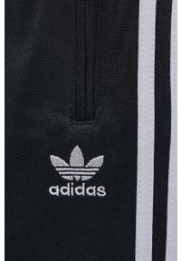 adidas Originals spodnie Adicolor HF7528 damskie kolor czarny HF7528-BLACK. Stan: podwyższony. Kolor: czarny. Materiał: materiał, dzianina. Wzór: aplikacja #3