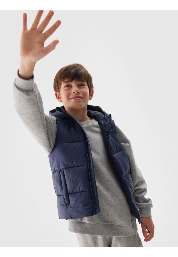 4f - 4F Bezrękawnik puchowy pikowany z kapturem chłopięcy - granatowy 122 (6-7 lat). Okazja: na co dzień. Typ kołnierza: kaptur. Kolor: niebieski. Długość: krótkie. Wzór: gładki. Materiał: puch. Długość rękawa: bez rękawów. Sezon: lato. Styl: casual, klasyczny, sportowy