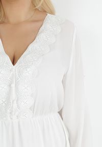 Born2be - Biała Rozkloszowana Sukienka Mini z Ozdobnym Dekoltem i Gumką w Pasie Braely. Kolor: biały. Materiał: tkanina. Długość: mini #6