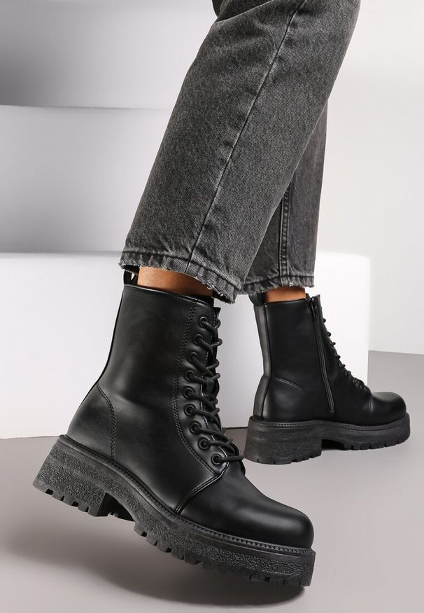 Renee - Czarne Botki Workery na Platformie z Protektorem Venar. Okazja: na co dzień. Nosek buta: okrągły. Zapięcie: sznurówki. Kolor: czarny. Materiał: jeans, skóra. Obcas: na platformie. Styl: casual. Wysokość obcasa: średni