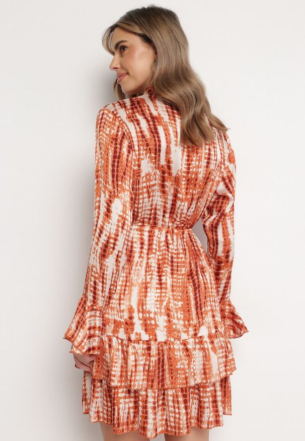 Born2be - Pomarańczowa Sukienka Mini Ozdobiona Falbankami i Akwarelowym Wzorem Panava. Typ kołnierza: kołnierz z falbankami. Kolor: pomarańczowy. Długość rękawa: długi rękaw. Wzór: aplikacja. Długość: mini